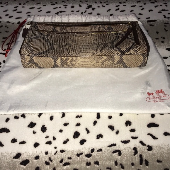 Coach Handbags - 💕Coach Clutch💕